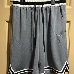 NWT Nike basketball shorts size M
